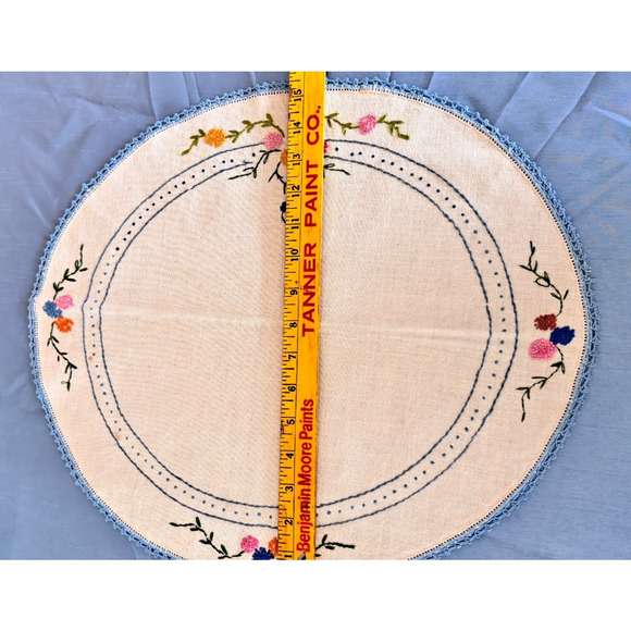 Vintage Embroidered French knot Floral, Scarf Oval Crochet Edge Floral 1950 - Picture 14 of 15